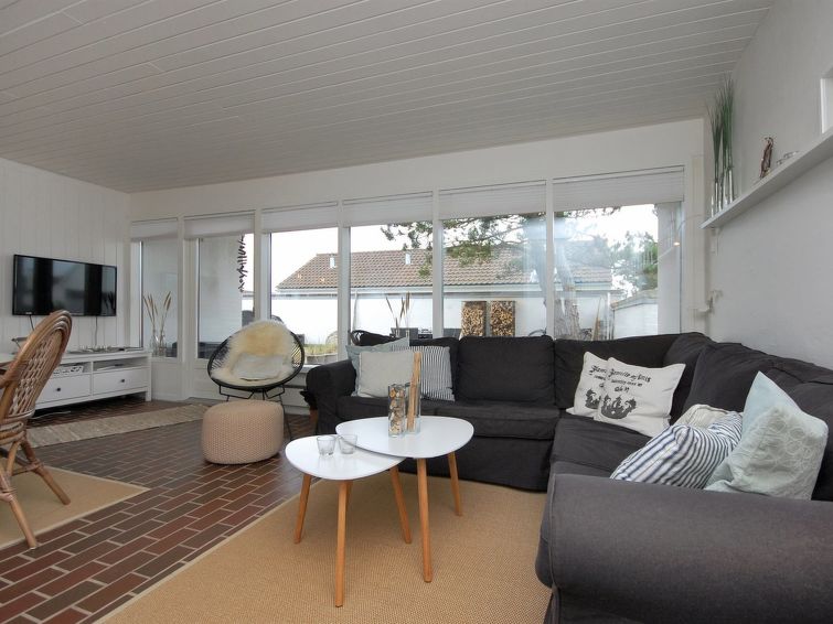 frieda-7-2km-from-the-sea/