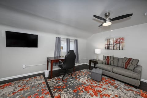 Dan Street Bungalow: 3 BR & 1 BA, A/C & laundry