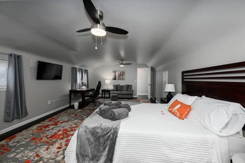 Dan Street Bungalow: 3 BR & 1 BA, A/C & laundry