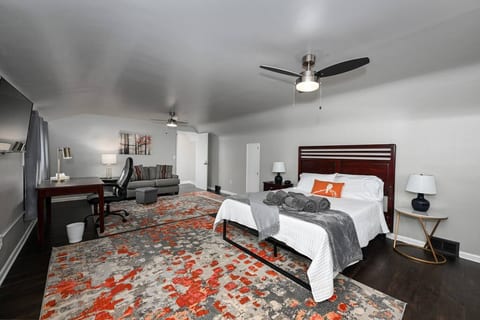 Dan Street Bungalow: 3 BR & 1 BA, A/C & laundry
