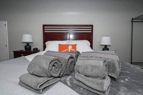Dan Street Bungalow: 3 BR & 1 BA, A/C & laundry
