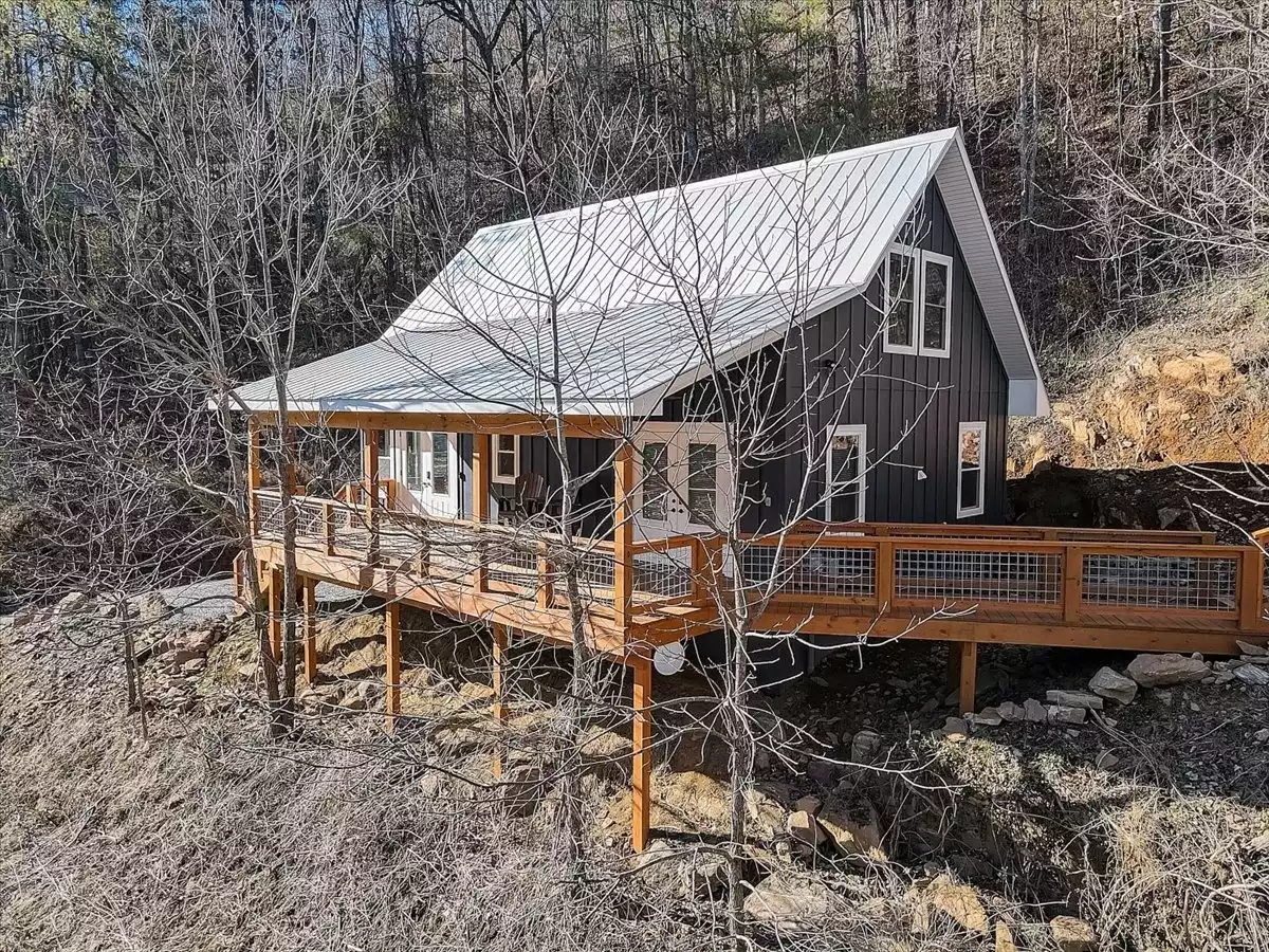 Front porch with ceiling fans and walkway to the pavilion - Whee Retreat - Sylva