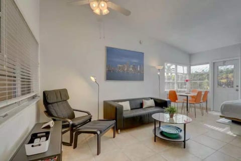 ️DELIGHTFUL WATERFRONT STUDIO - 1 BLOCK TO BEACH!