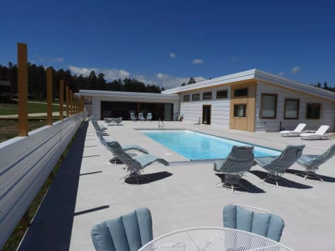 MCM Pool Escape - High-End Black Hills Stay