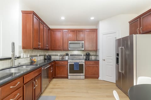 3 King Beds; Walk to Umstead; 5 Miles to Airport