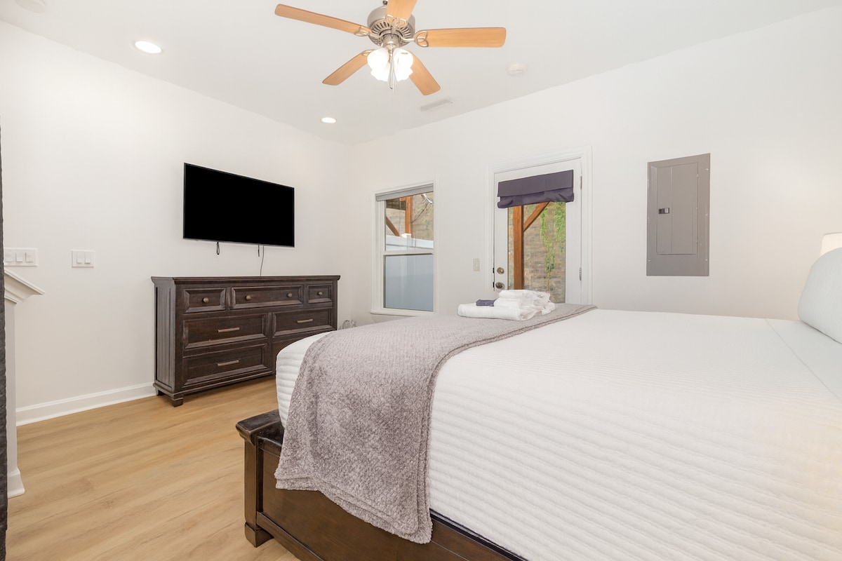 kamp-koral-walk-to-umstead-5-miles-to-airport/