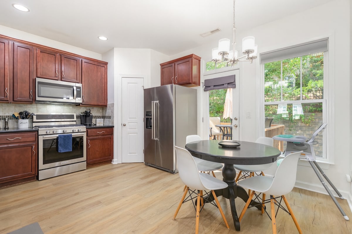 kamp-koral-walk-to-umstead-5-miles-to-airport/