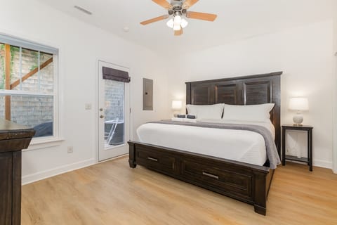 3 King Beds; Walk to Umstead; 5 Miles to Airport