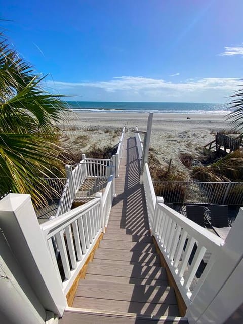Oceanfront Serenity* Private Pool & Beach Walkway