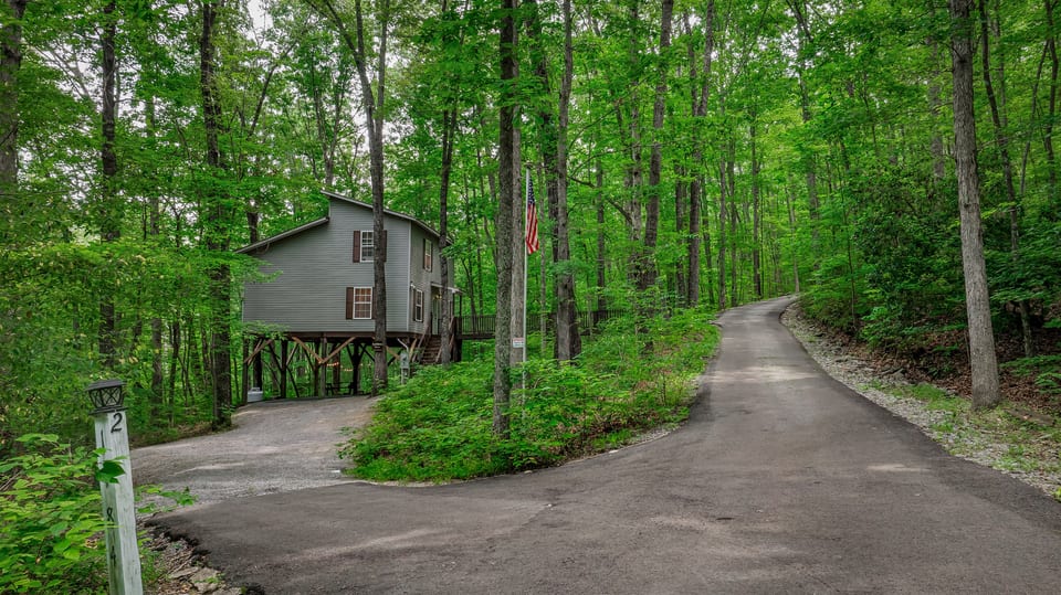 Peaceful Hideaway Treehouse - Fort Payne