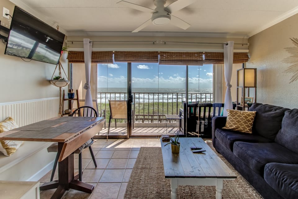 Oceanfront Pool Elevator Boardwalk - Carolina Beach