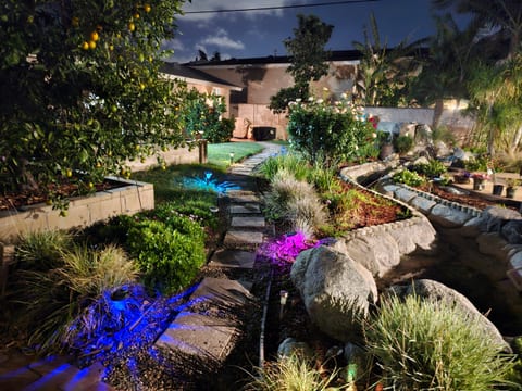 Enchanting Garden Cottage In the Heart of the City