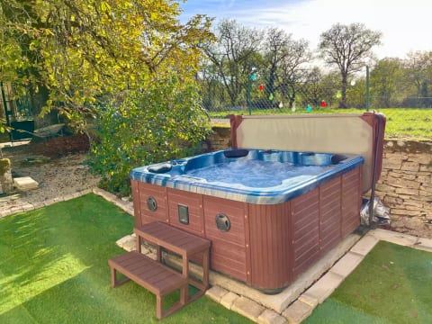 6 seater jacuzzi open all year round