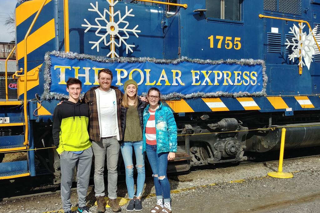 Polar Express !!!! Polar Express !!!! - Modern Farmhouse on Creek near Town/Train +Hot Tub - 28713