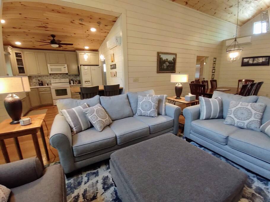 Modern Farmhouse on Creek near Town/Train +Hot Tub