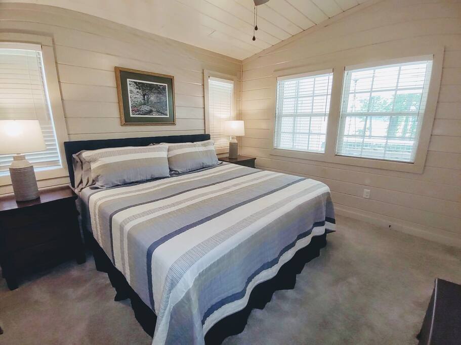 King bed; overlooks the creek King bed; overlooks the creek - Modern Farmhouse on Creek near Town/Train +Hot Tub - 28713