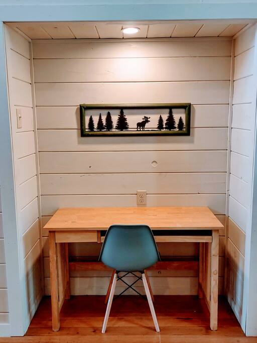 Designated workspace Designated workspace - Modern Farmhouse on Creek near Town/Train +Hot Tub - 28713