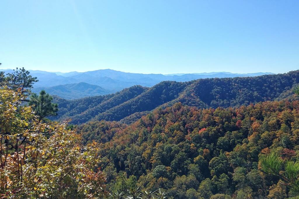 Gorgeous Hike to Lonesome Pine. Access trail head in Deep Creek. Gorgeous Hike to Lonesome Pine. Access trail head in Deep Creek. - Modern Farmhouse on Creek near Town/Train +Hot Tub - 28713