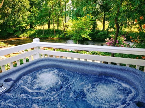 Creekfront Relaxation • Amazing Porch • Hot Tub