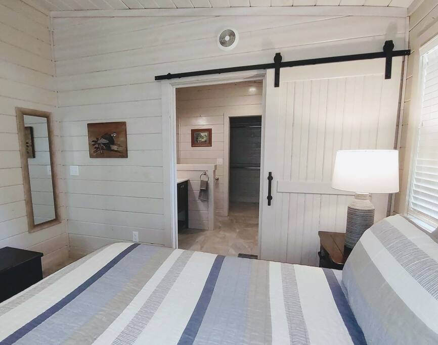 Master #1 Master #1 - Modern Farmhouse on Creek near Town/Train +Hot Tub - 28713