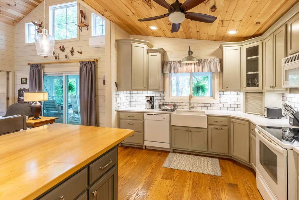 Modern Farmhouse on Creek near Town/Train +Hot Tub