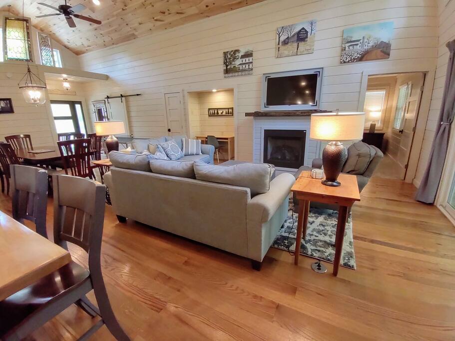 Modern Farmhouse on Creek near Town/Train +Hot Tub