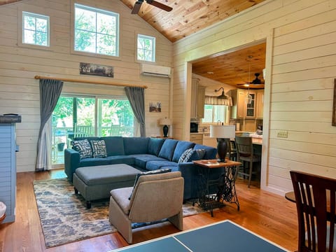 Creekfront Relaxation • Amazing Porch • Hot Tub