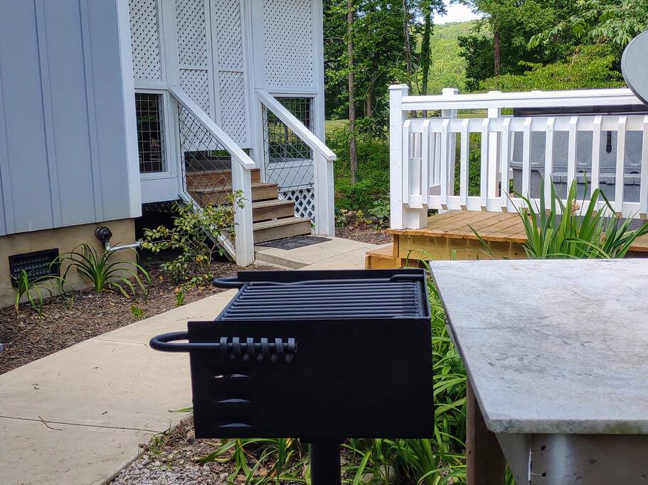 charcoal park-style grill with granite prep table & grill utensils charcoal park-style grill with granite prep table & grill utensils - Modern Farmhouse on Creek near Town/Train +Hot Tub - 28713