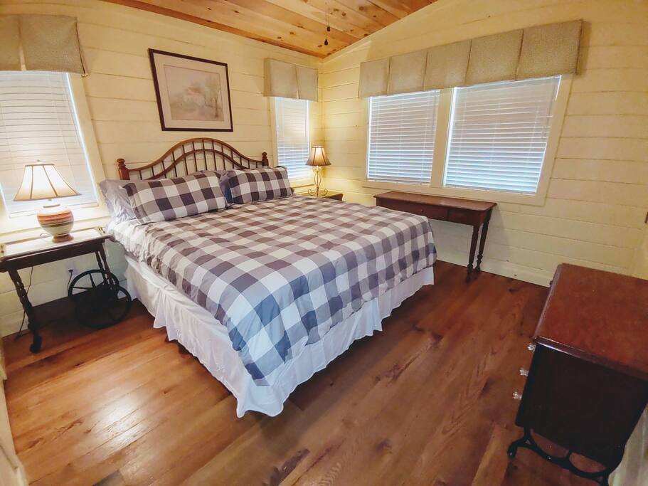King bed with walk-in closet King bed with walk-in closet - Modern Farmhouse on Creek near Town/Train +Hot Tub - 28713