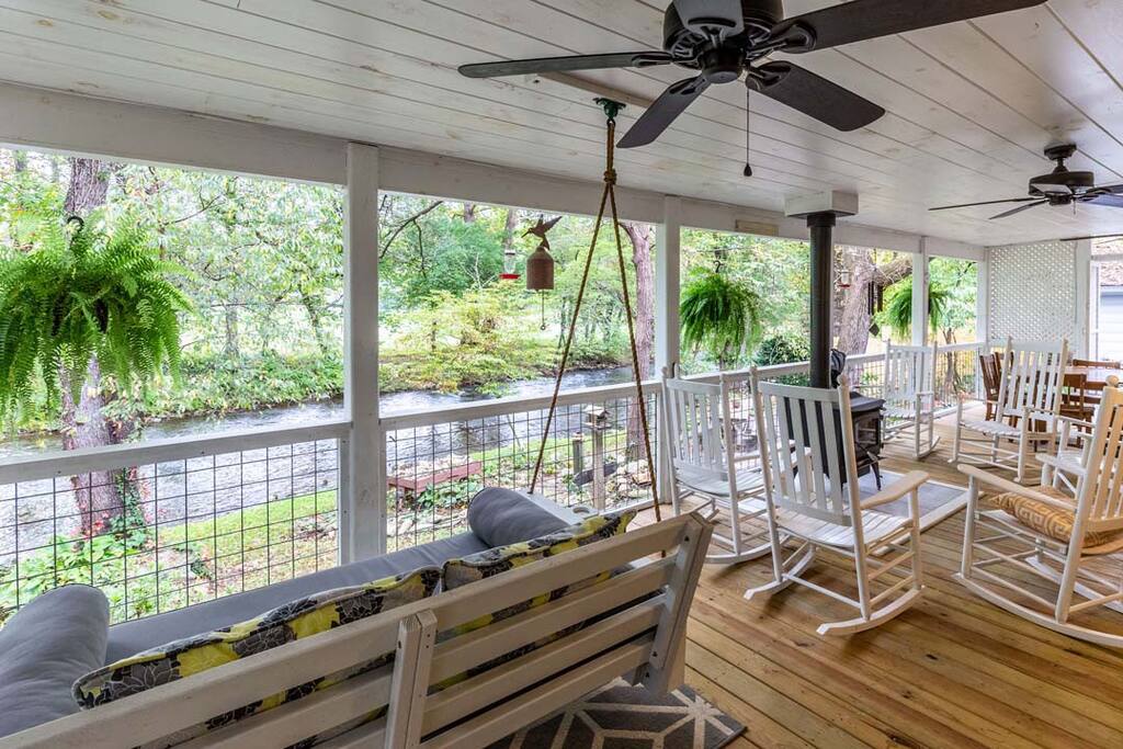 extremely peaceful setting extremely peaceful setting - Modern Farmhouse on Creek near Town/Train +Hot Tub - 28713