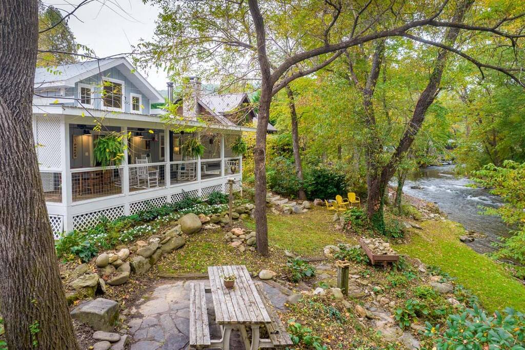 Modern Farmhouse on Creek near Town/Train +Hot Tub