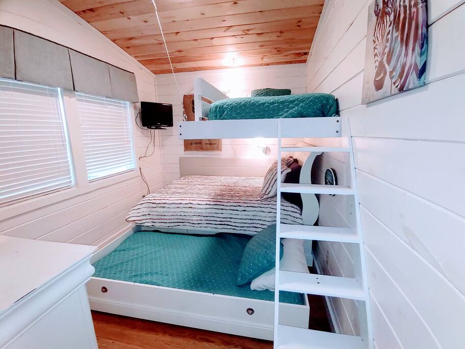 Bedroom #3: full size bed, twin loft, twin trundle Bedroom #3: full size bed, twin loft, twin trundle - Modern Farmhouse on Creek near Town/Train +Hot Tub - 28713