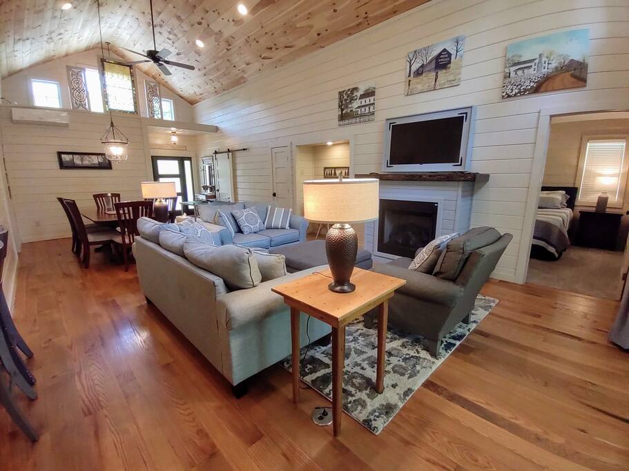 Modern Farmhouse on Creek near Town/Train +Hot Tub
