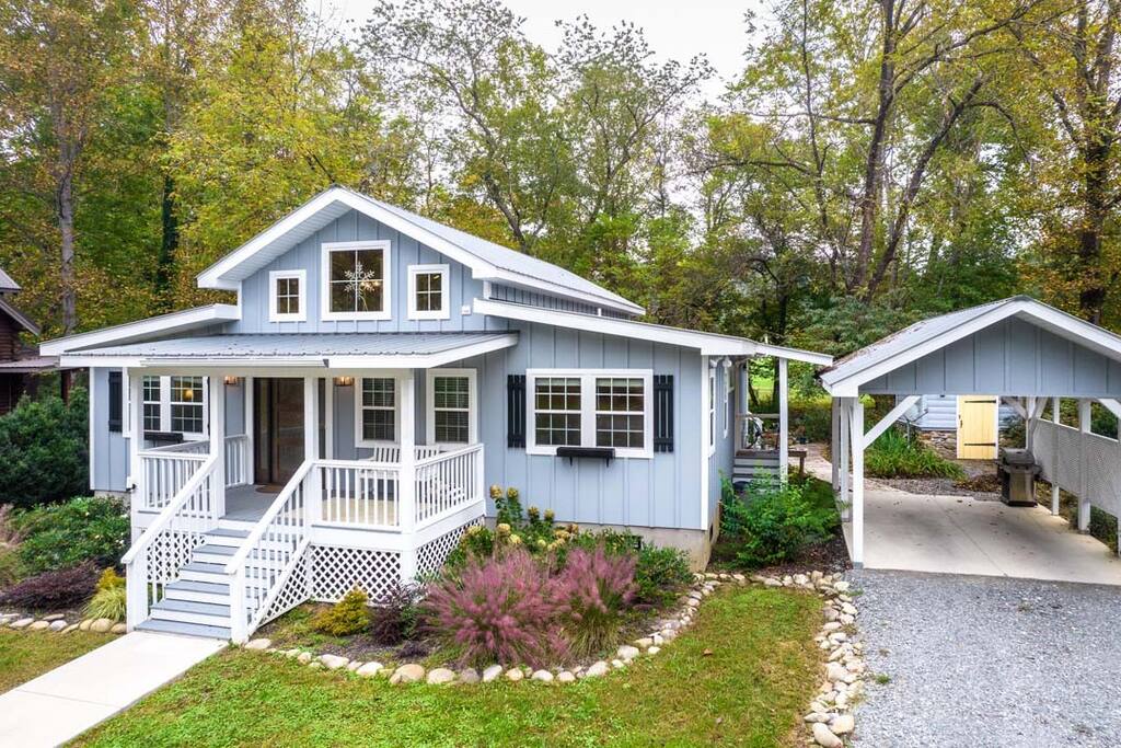 Modern Farmhouse on Creek near Town/Train +Hot Tub