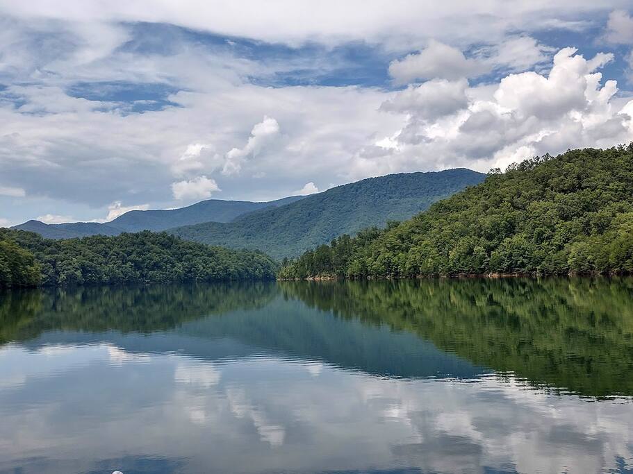 Fontana Lake ~ Rent a boat from Almond Boat Dock & enjoy this beautiful pristine lake! Fontana Lake ~ Rent a boat from Almond Boat Dock & enjoy this beautiful pristine lake! - Modern Farmhouse on Creek near Town/Train +Hot Tub - 28713