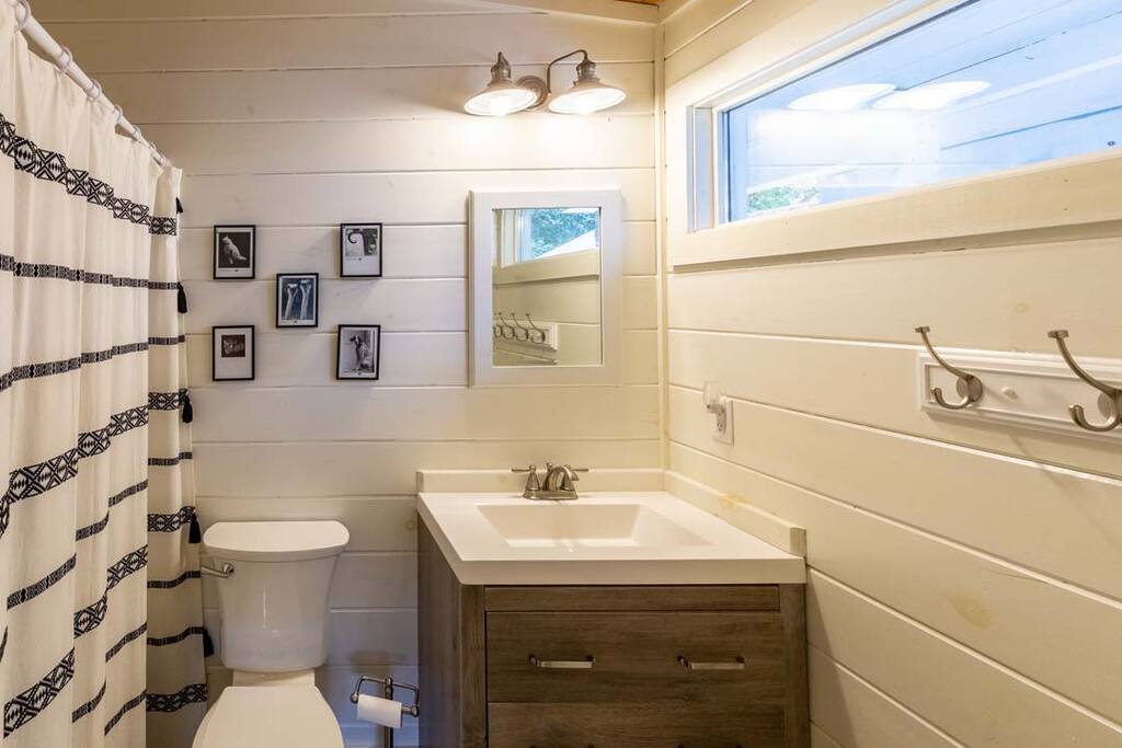 Master #2 Full Bath with tub/shower combo Master #2 Full Bath with tub/shower combo - Modern Farmhouse on Creek near Town/Train +Hot Tub - 28713
