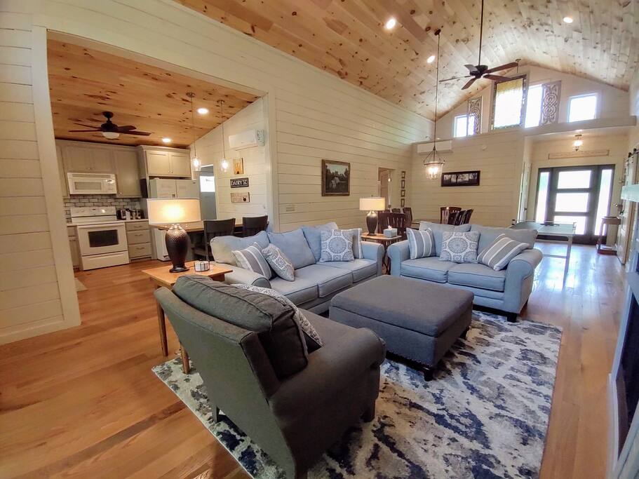 Modern Farmhouse on Creek near Town/Train +Hot Tub