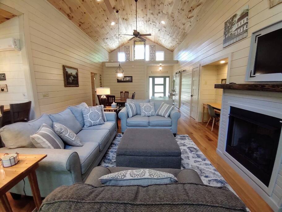Modern Farmhouse on Creek near Town/Train +Hot Tub