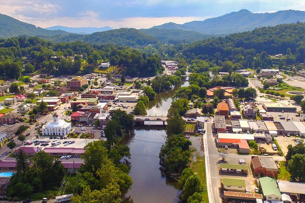 Downtown Bryson City, NC Downtown Bryson City, NC - Modern Farmhouse on Creek near Town/Train +Hot Tub - 28713