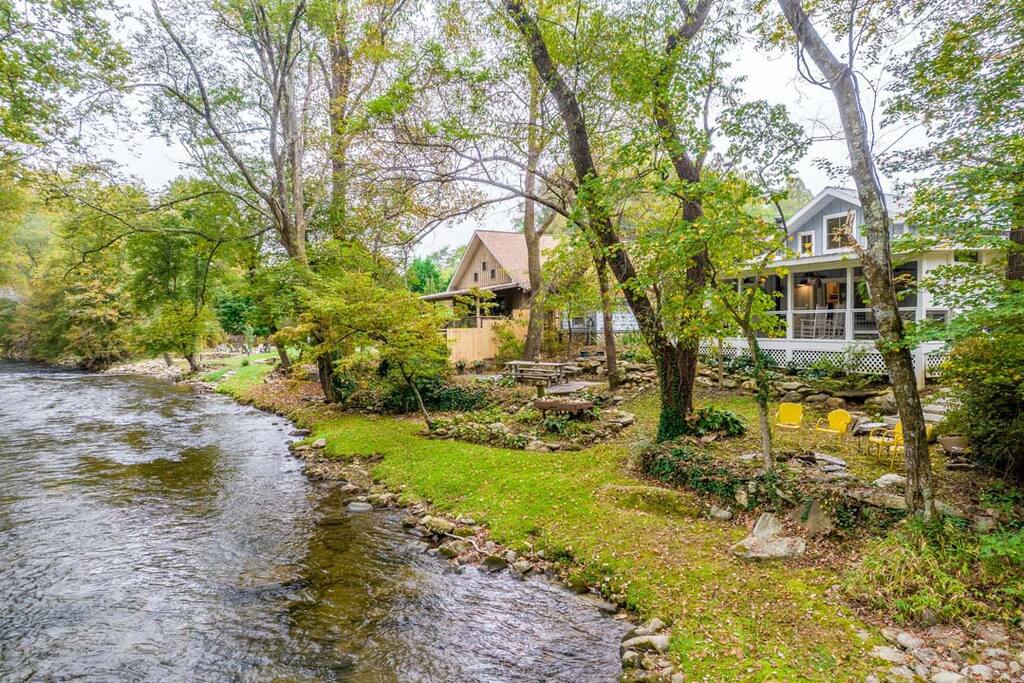 fish from your own private banks fish from your own private banks - Modern Farmhouse on Creek near Town/Train +Hot Tub - 28713