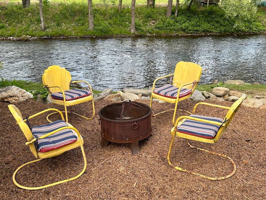Creekside Firepit Creekside Firepit - Modern Farmhouse on Creek near Town/Train +Hot Tub - 28713