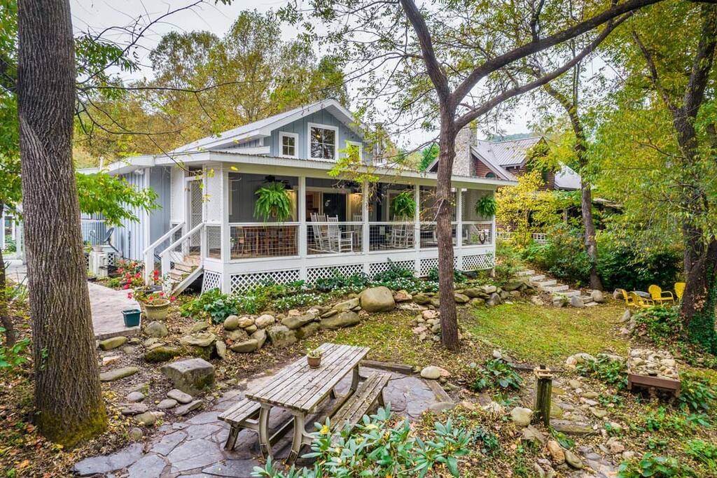Creekside Quarters has everything you need to enjoy your vacation! Creekside Quarters has everything you need to enjoy your vacation! - Modern Farmhouse on Creek near Town/Train +Hot Tub - 28713