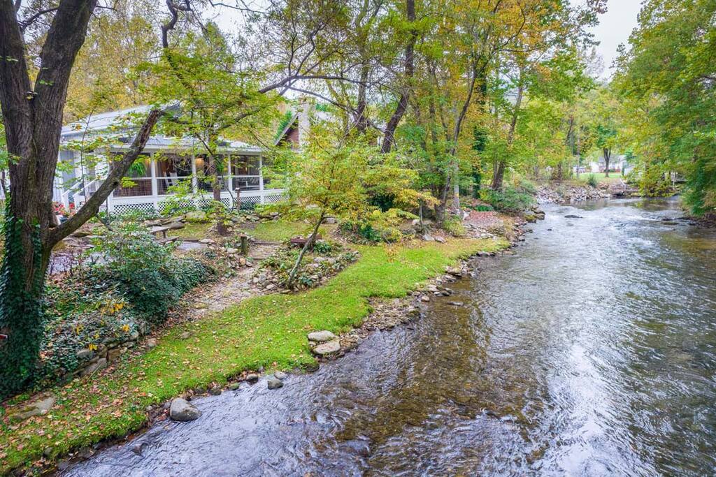 tube from The Great Smoky National Park directly to your porch tube from The Great Smoky National Park directly to your porch - Modern Farmhouse on Creek near Town/Train +Hot Tub - 28713