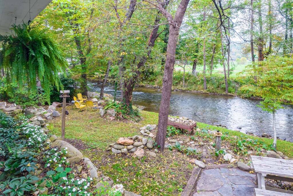 Deep Creek is your backyard! Deep Creek is your backyard! - Modern Farmhouse on Creek near Town/Train +Hot Tub - 28713