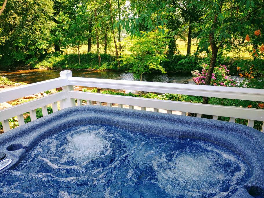 Modern Farmhouse on Creek near Town/Train +Hot Tub