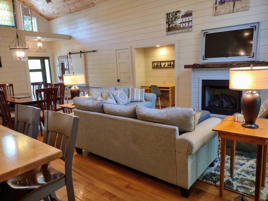 Modern Farmhouse on Creek near Town/Train +Hot Tub