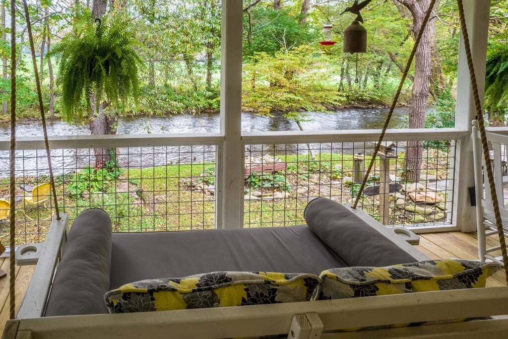 Modern Farmhouse on Creek near Town/Train +Hot Tub