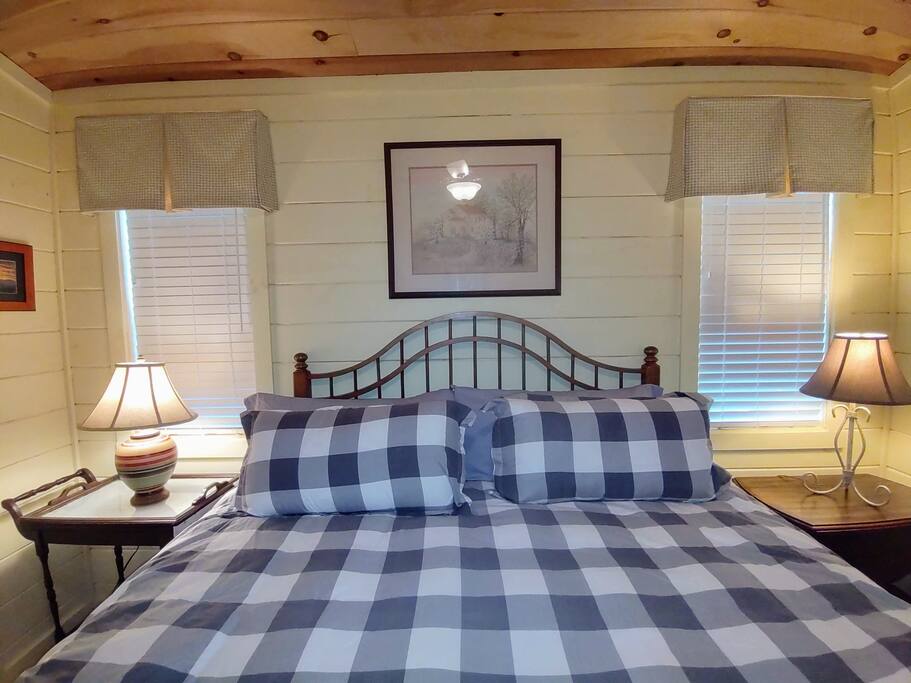 Modern Farmhouse on Creek near Town/Train +Hot Tub - 28713 Modern Farmhouse on Creek near Town/Train +Hot Tub - 28713