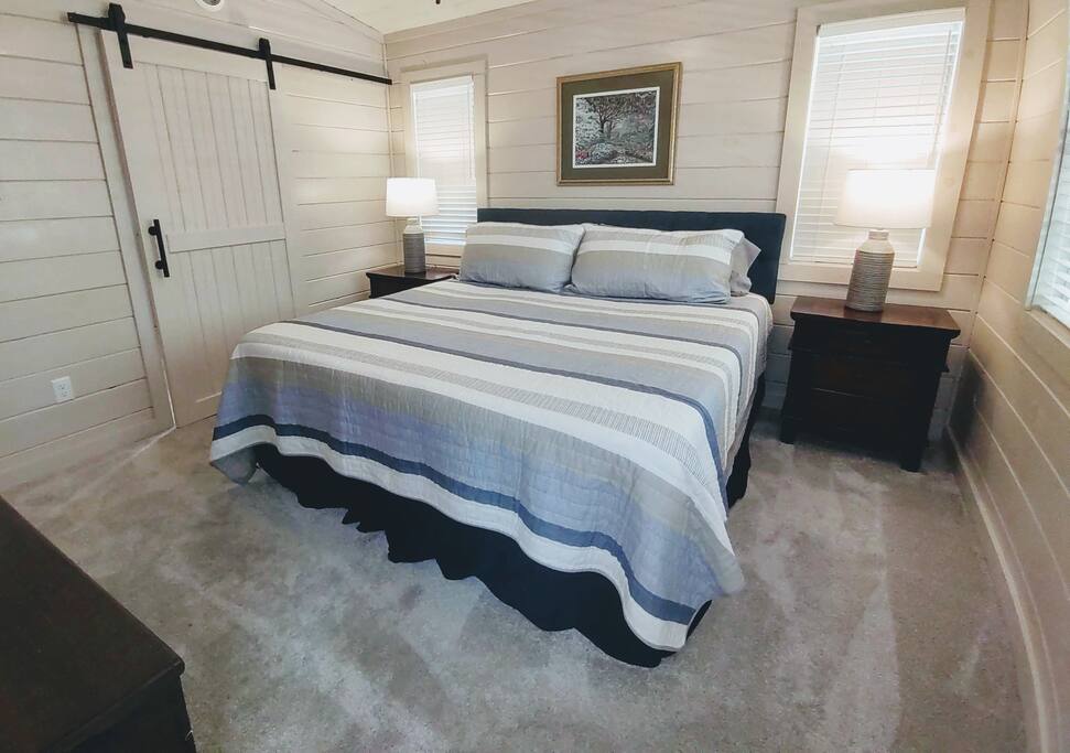 Master #1 Master #1 - Modern Farmhouse on Creek near Town/Train +Hot Tub - 28713