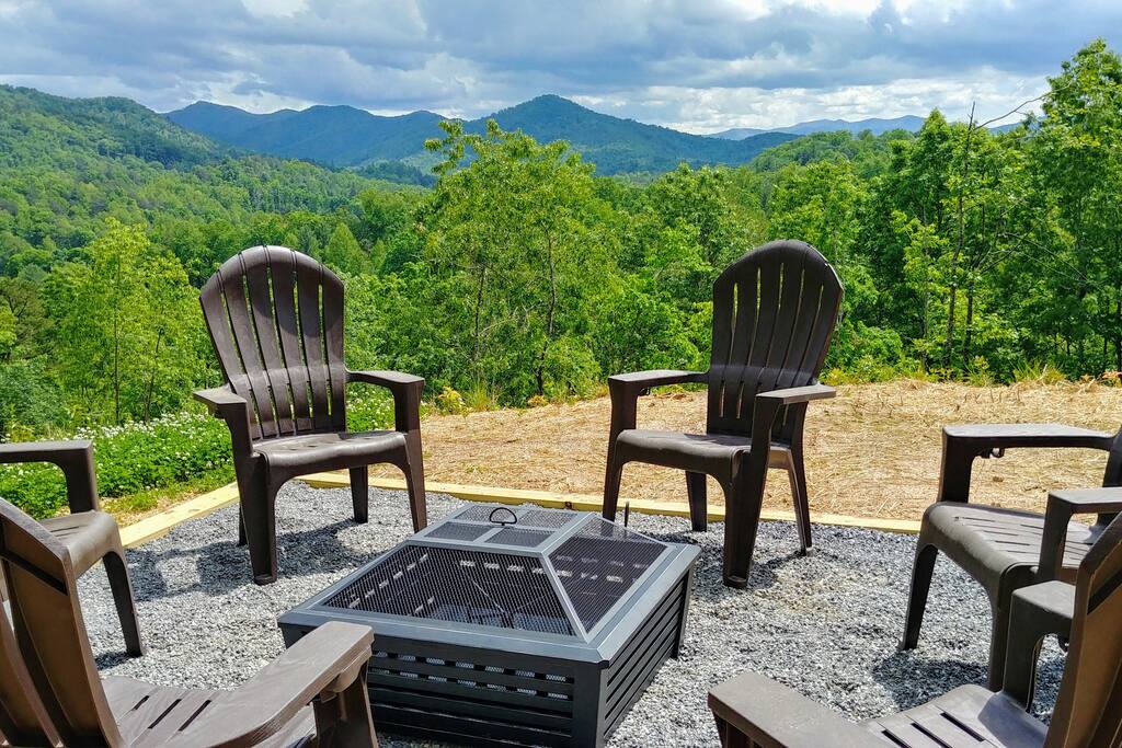 Majestic Views. Near Town/Train. Firepit. Hot Tub.